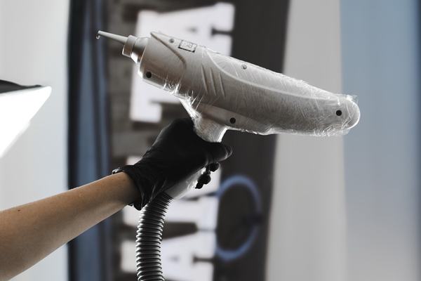 ādas reakcijas kontrole tetovējuma izgaismošanas procesā