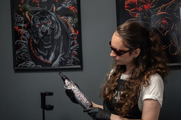 mentora uzraudzībā veikta tetovējuma izgaismošanas procedūra