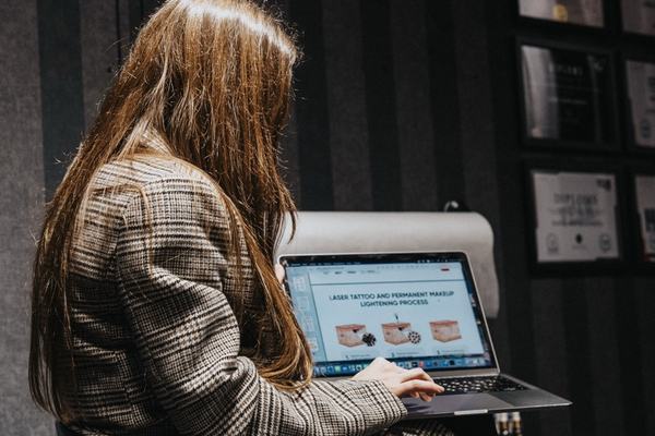 darbs ar lāzeru tetovējumu izgaismošanā