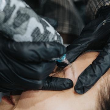 Darbs ar modeli tetovējuma izgaismošanas kursā ar rimuveriem