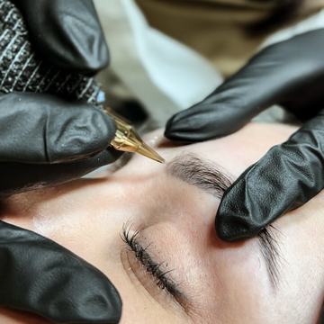 Hands-on practice with a live model during remover training