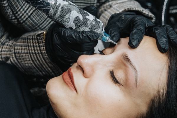 Tetovējumu izgaismošanas procedūra ar rimuveru praktiskajā apmācībā