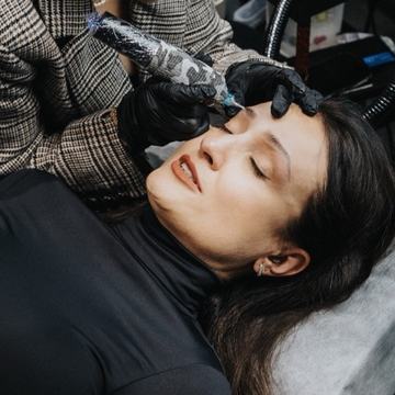 Uzacu permanenta grima izgaismošana ar rimuveri