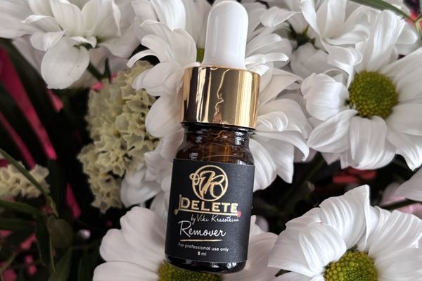 meistars sagatavo ādu pirms pigmenta izgaismošanas